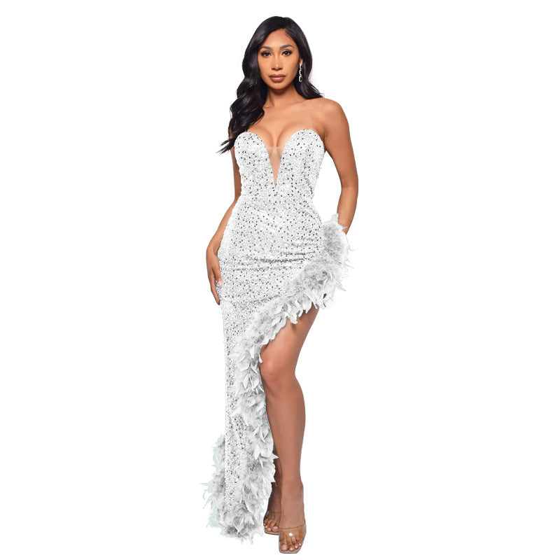 Robe longue dos nu à sequins et plumes