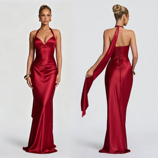Robe longue sirène élégante en satin, dos nu à bretelles croisées et col licou.