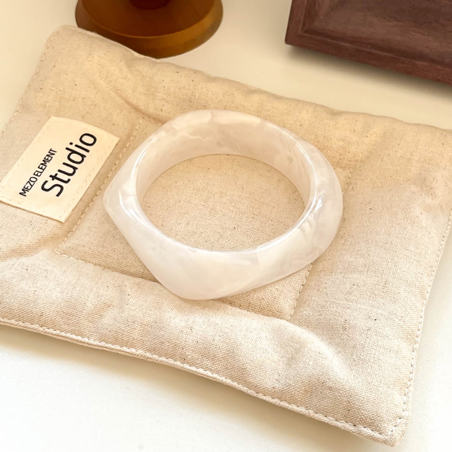 Bracelet géométrique irrégulier en résine pour femme