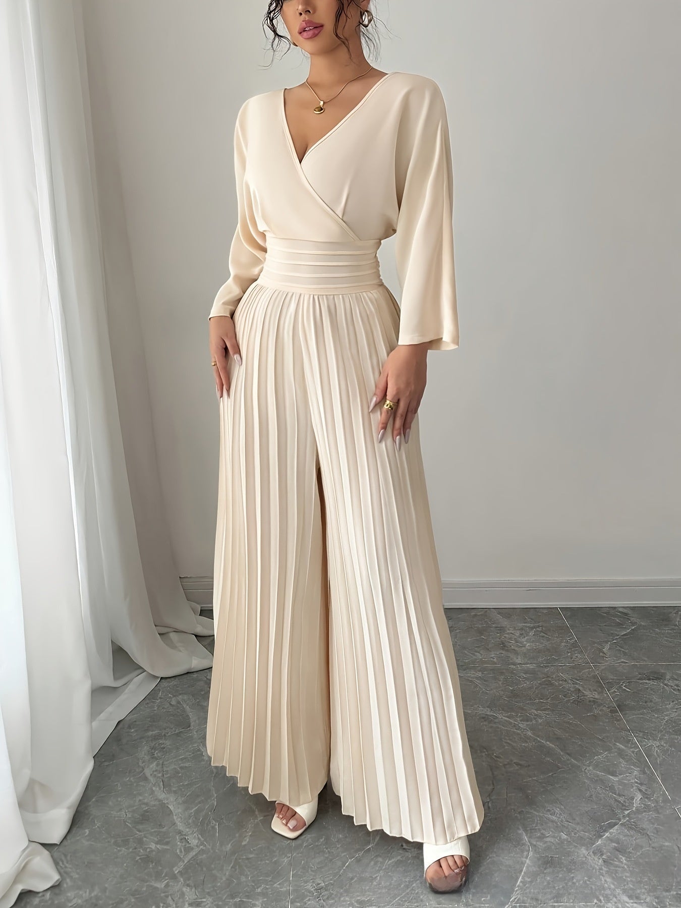Combinaison élégante plissée à taille haute avec col en V