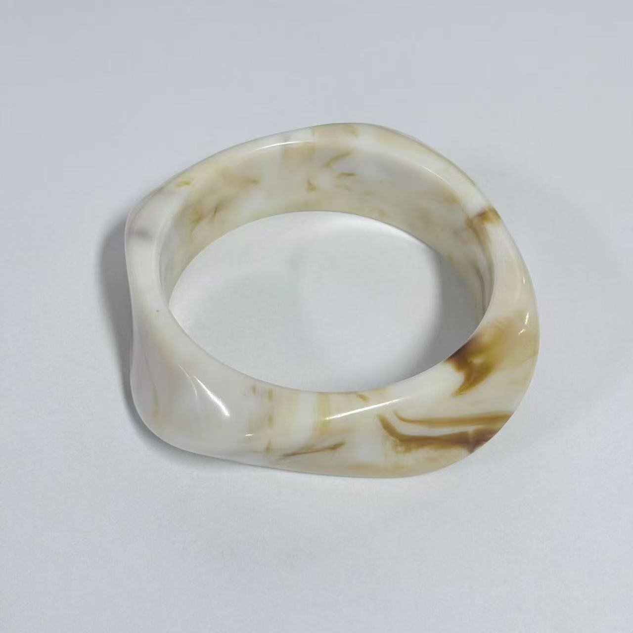Bracelet géométrique irrégulier en résine pour femme