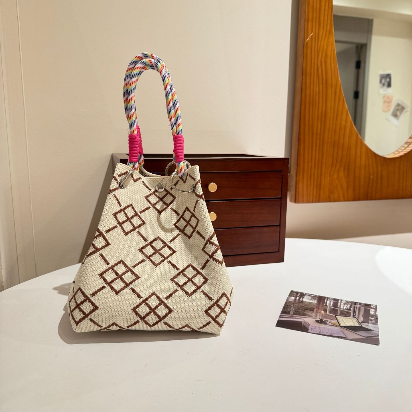 Sac à main tricoté avec boucle magnétique