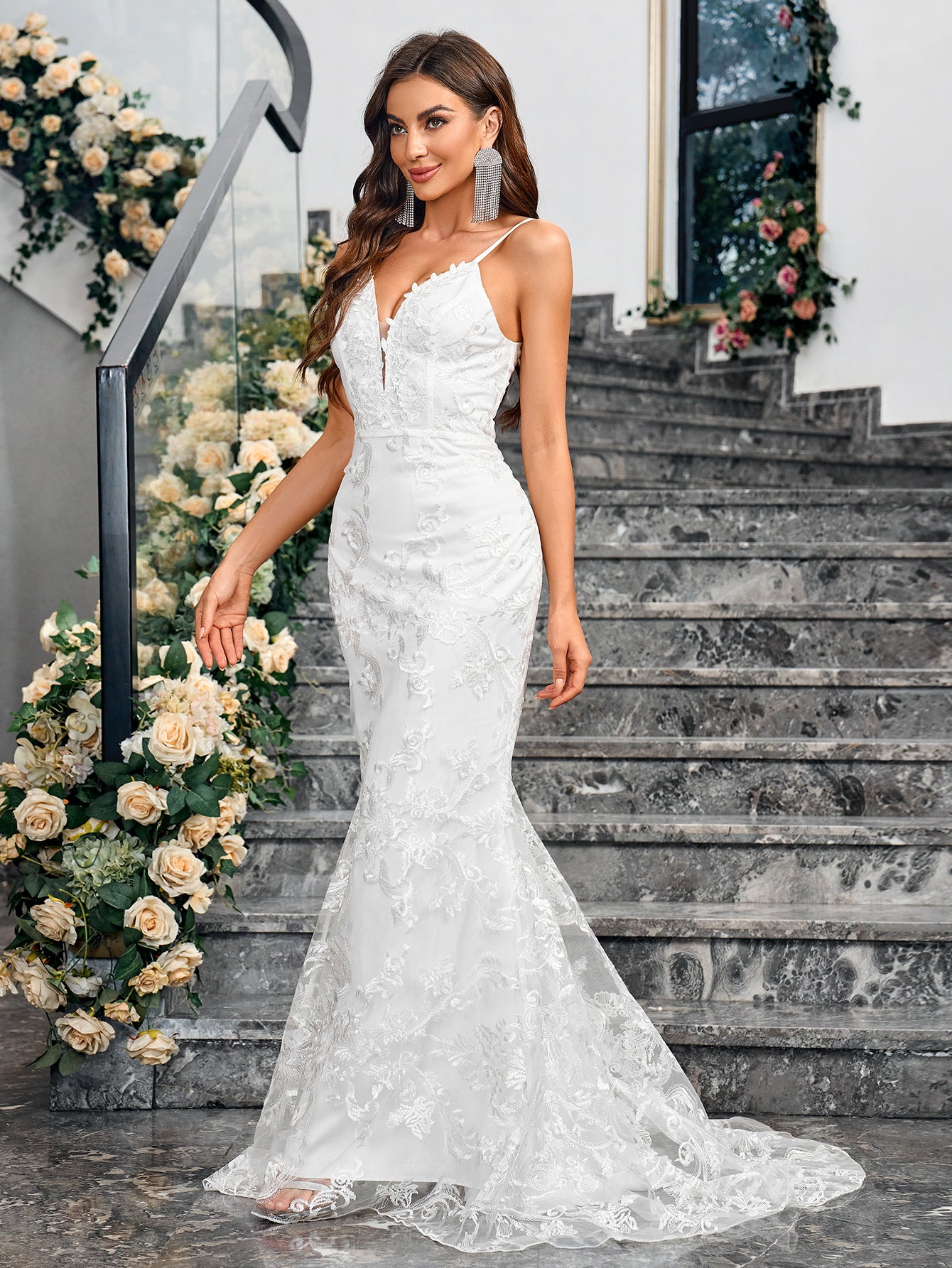 Robe Moulante en Broderie Élégante