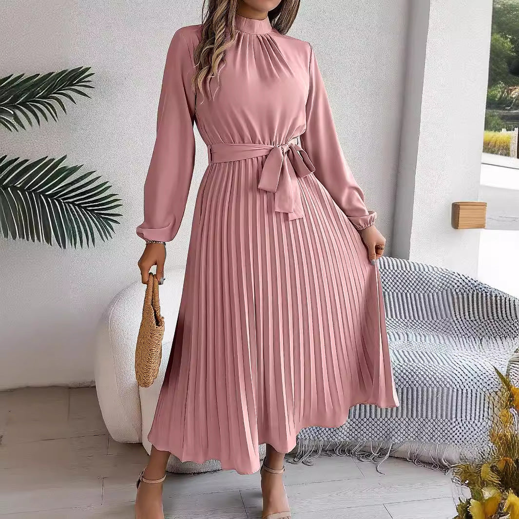 Robe longue plissée élégante à col montant