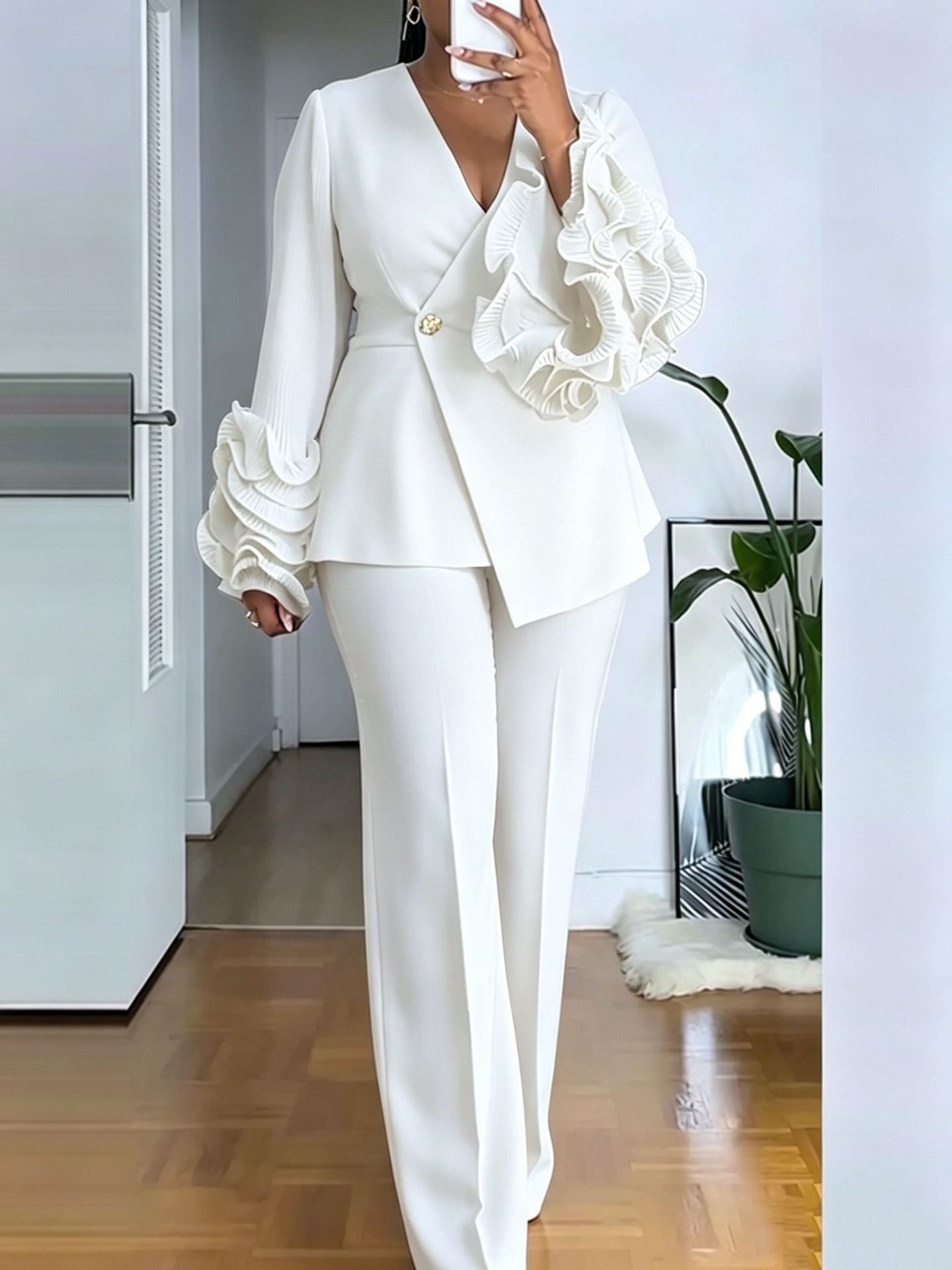 Habit :Tailleur de cérémonie pour femme avec ornement en dentelle