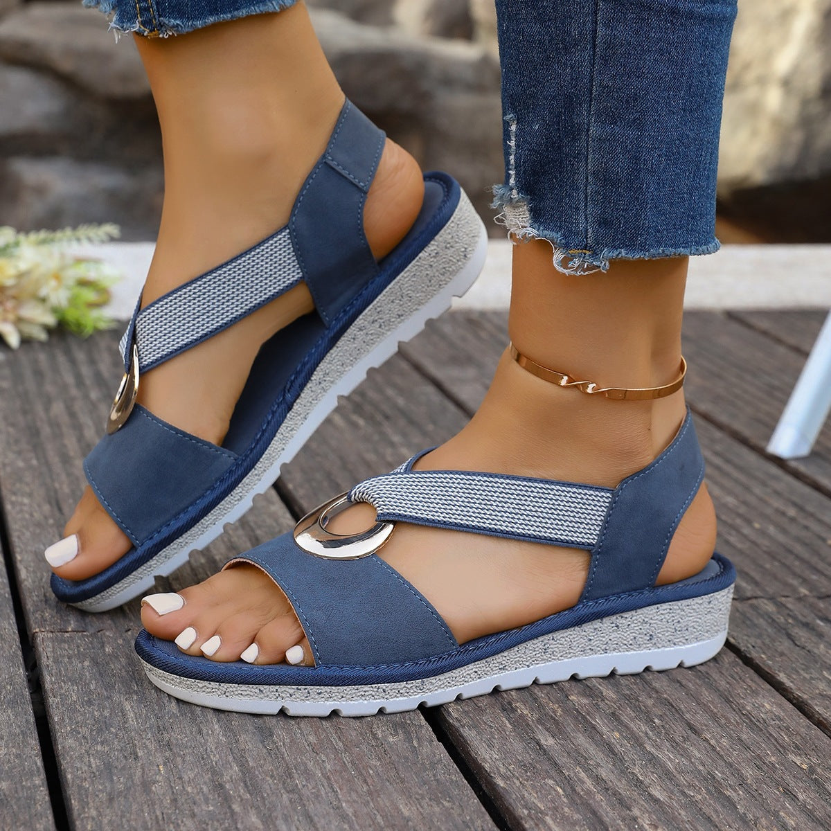 Sandales compensées pour femmes avec boucle en métal