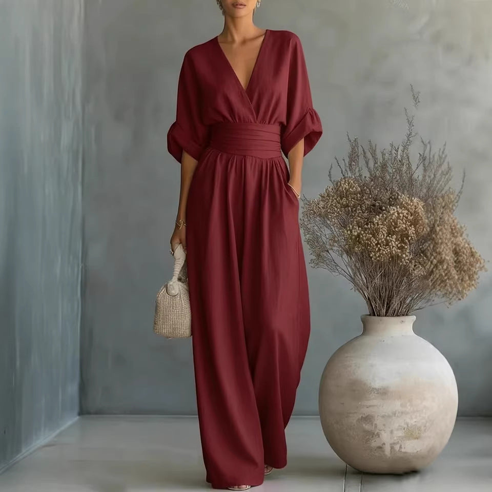 Combinaison femme élégante à encolure en V et taille cintrée