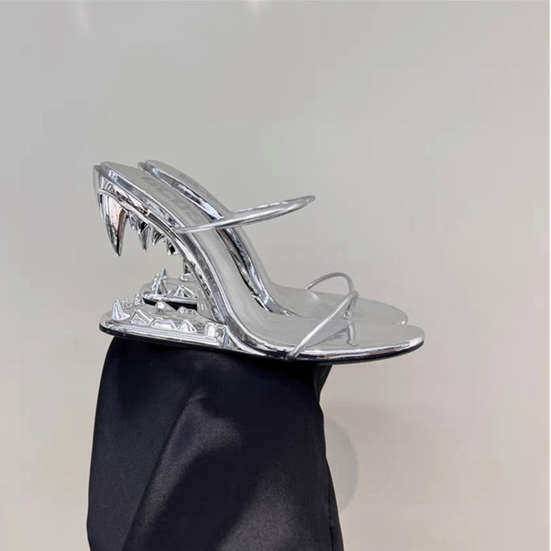 Sandales à talons en métal avec fang creux