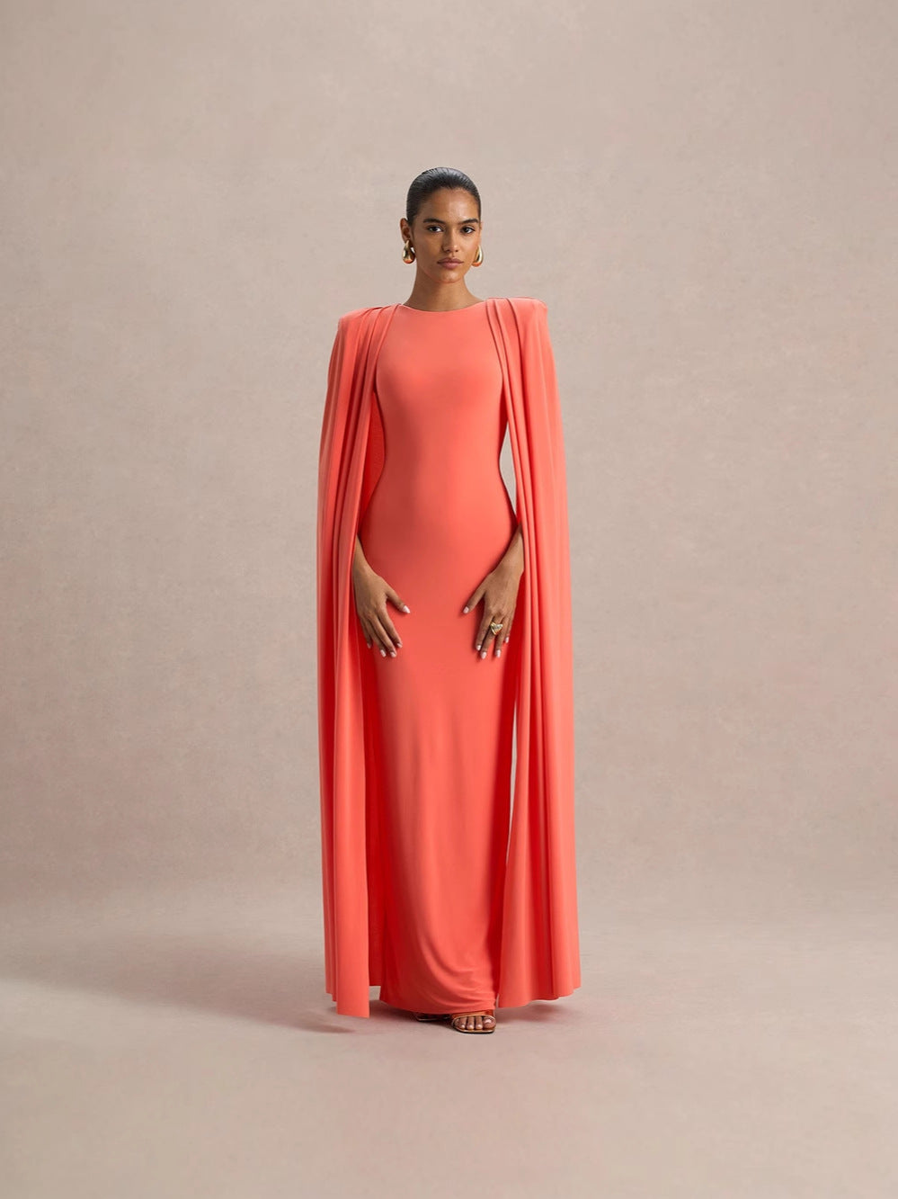 Robe longue plissée à col rond