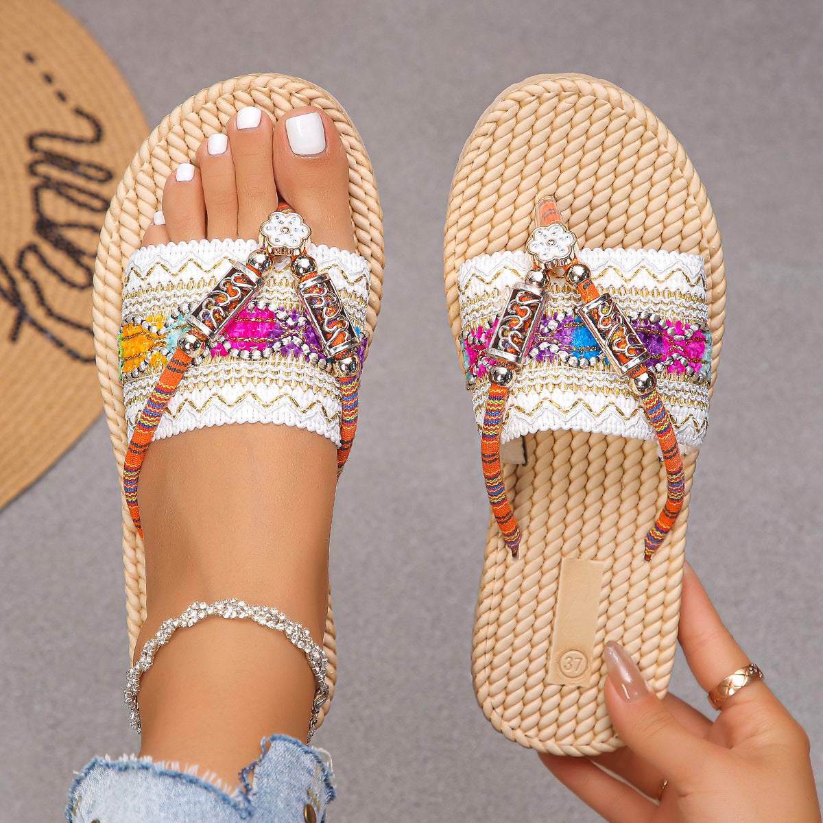 Nouvelles tongs d'été style fée à talon compensé pour femmes, chaussures de plage décontractées en paille avec fleurs et semelle épaisse pour vacances à la campagne