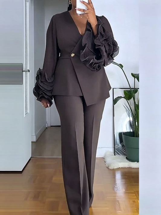 Habit :Tailleur de cérémonie pour femme avec ornement en dentelle
