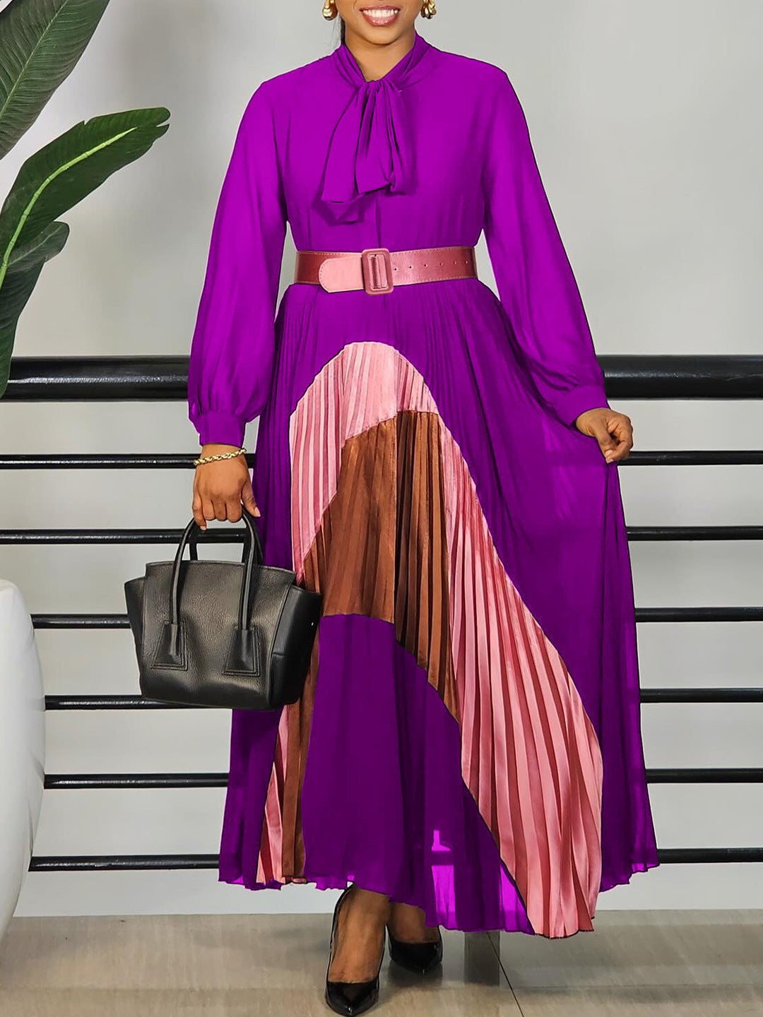 Robe plissée élégante avec ceinture
