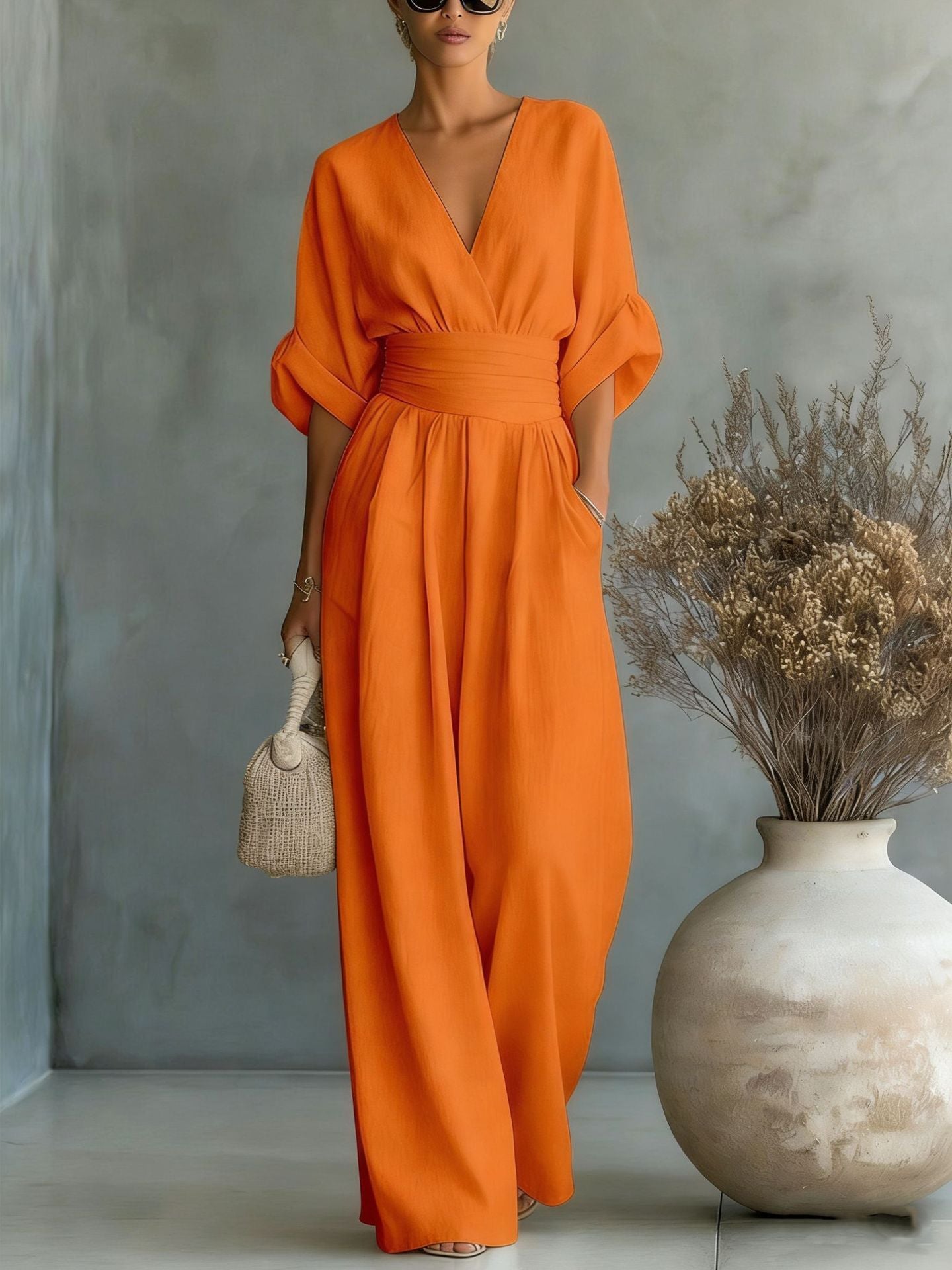 Combinaison femme élégante à encolure en V et taille cintrée