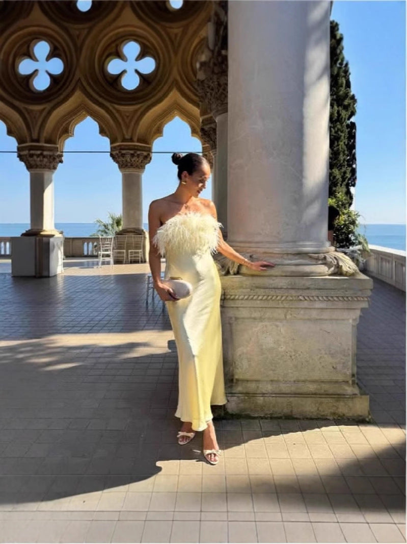Robe de soirée élégante sans bretelles avec plumes cousues