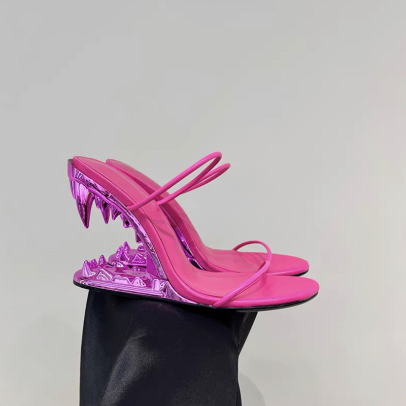 Sandales à talons en métal avec fang creux