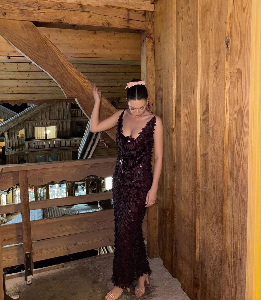Robe longue dos nu à sequins