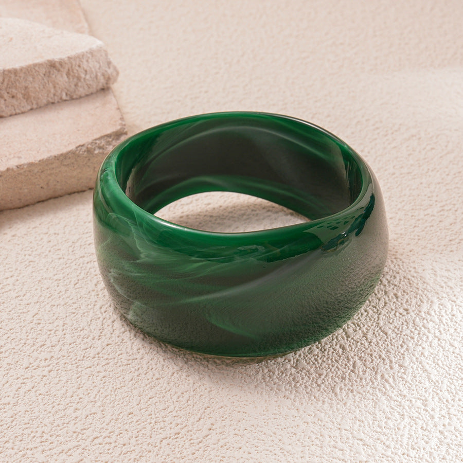Bracelet ouvert en résine à motif vagues irrégulières