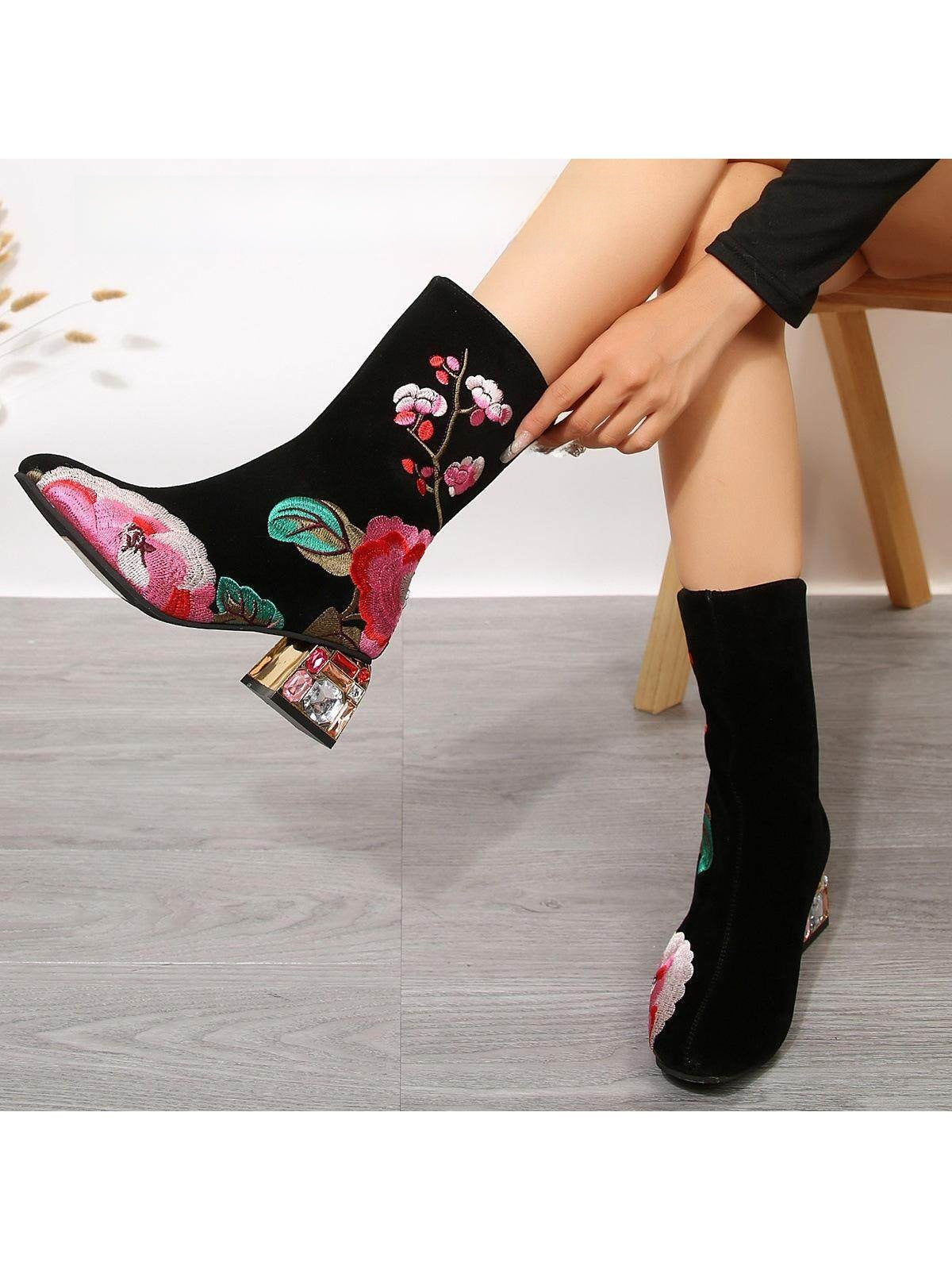 Bottes en cuir brodées à talon moyen