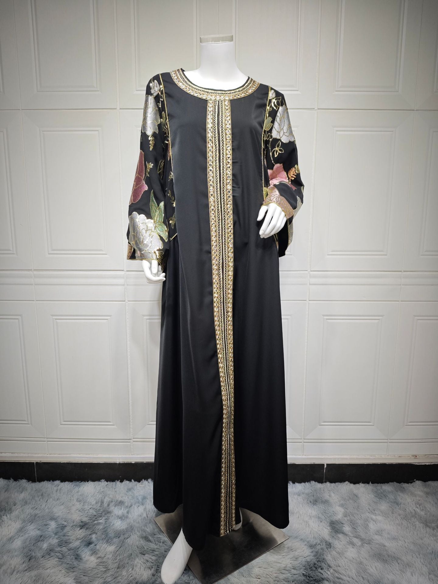Robe kaftan brodée à sequins