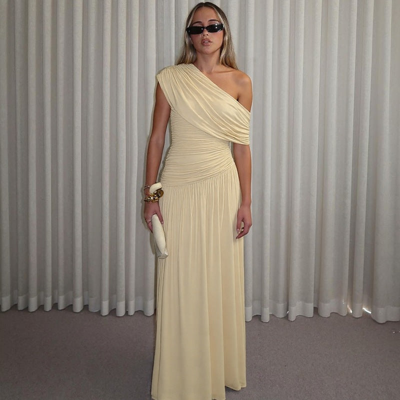Robe plissée à encolure asymétrique