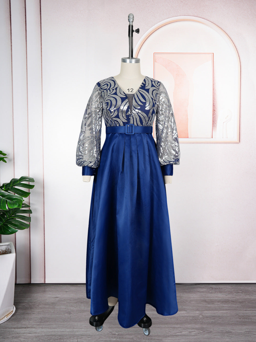 Habit :Robe longue grande taille pour femme, ornée de sequins et de dentelle, col en V.