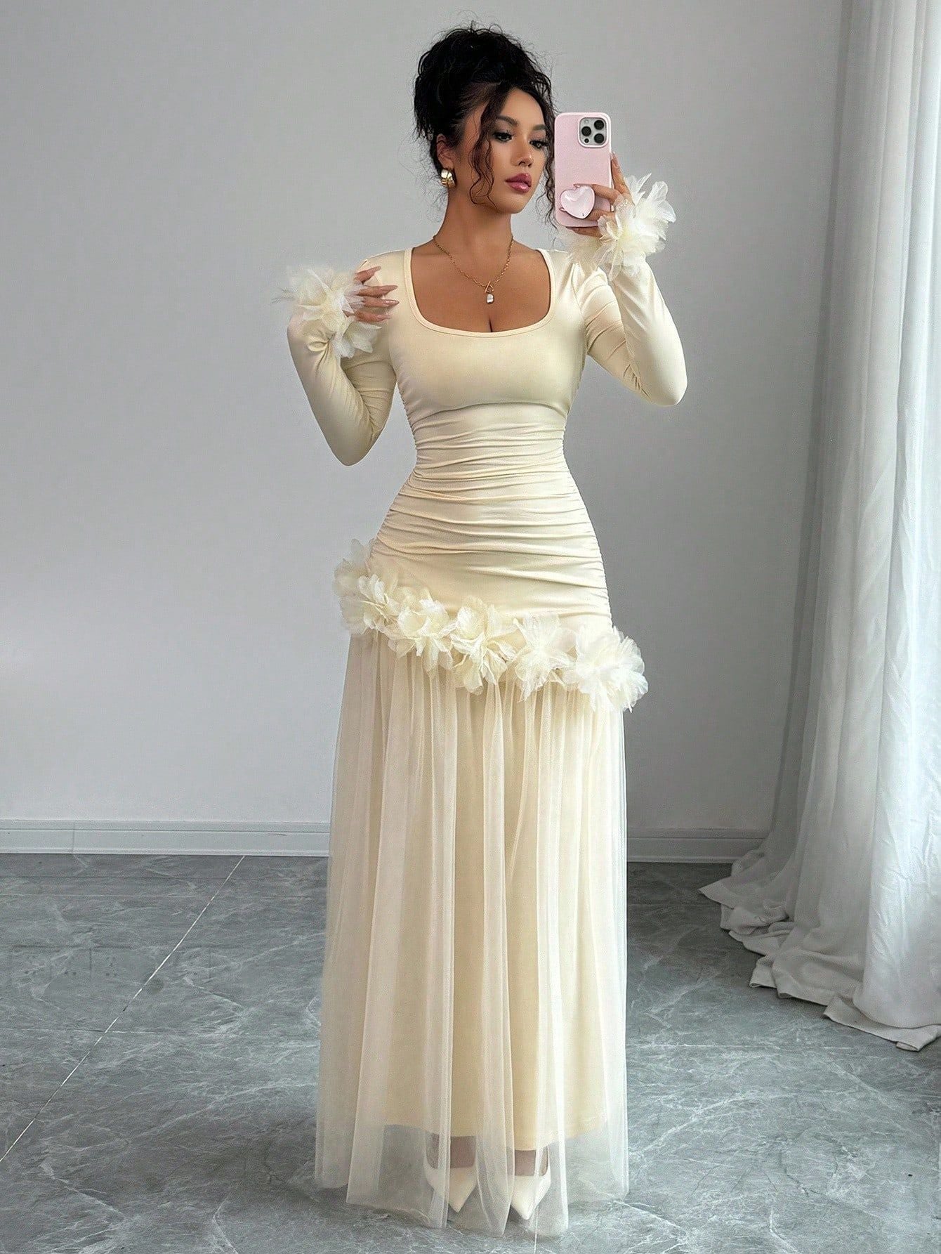 Robe florale élégante en tissu résille