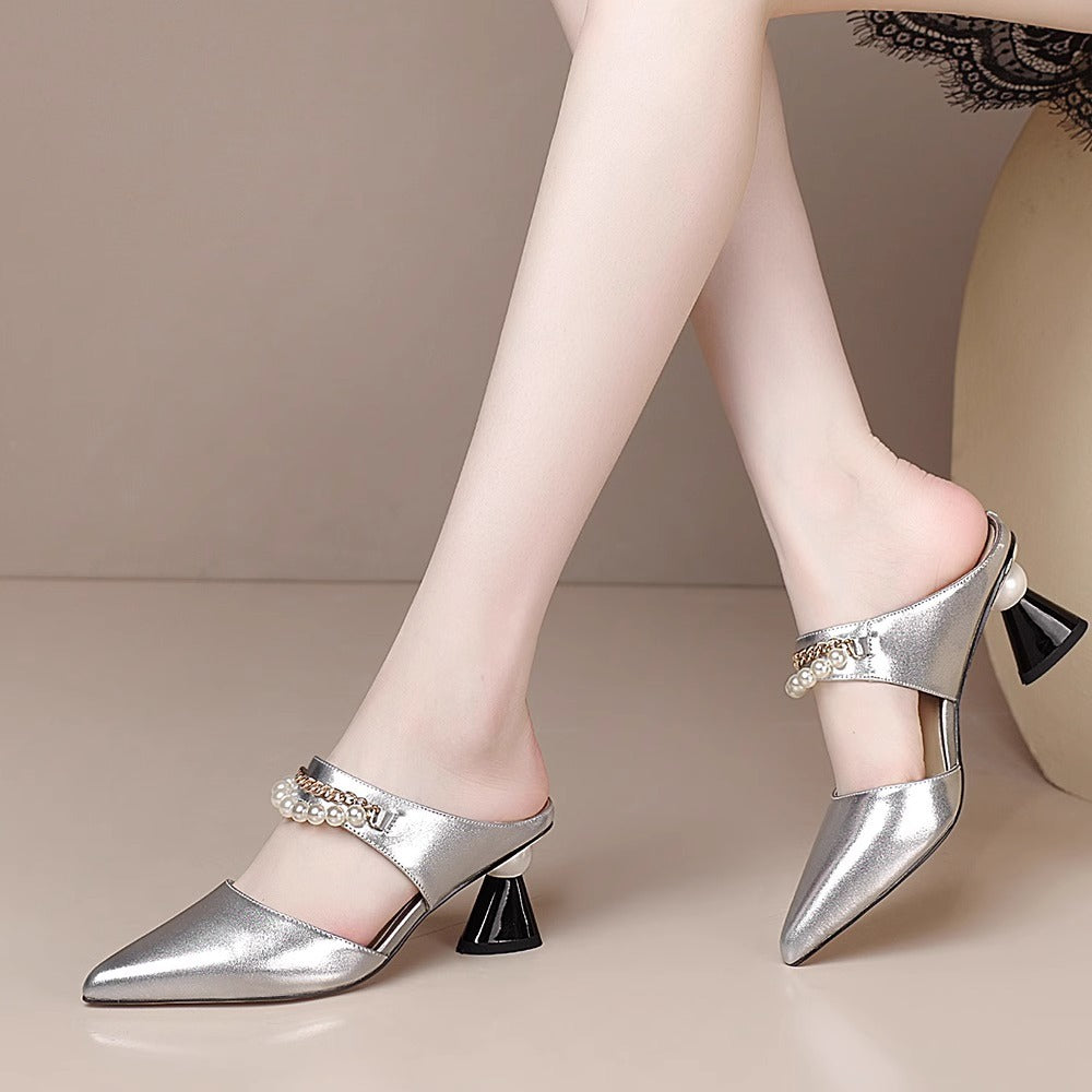 Chaussures :Sandales a talons compenses et chaine de perles tendance