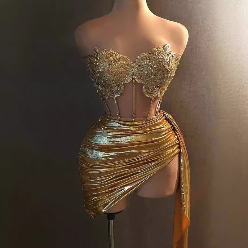 Robe courte sans bretelles avec chaîne en strass