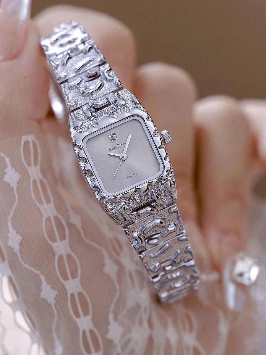 Montre quartz vintage pour femmes avec bracelet en alliage