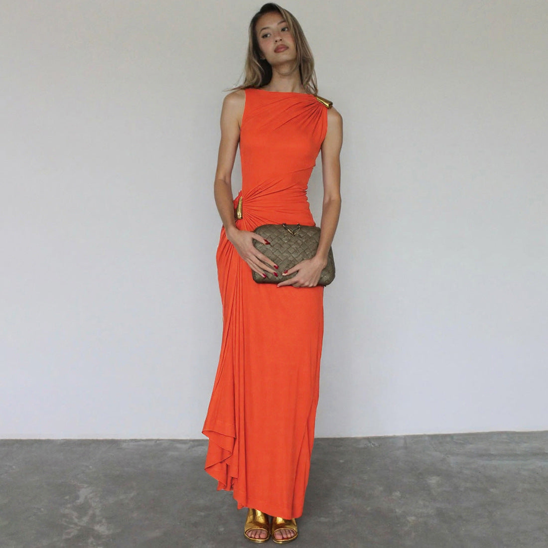 Robe ajustée pour femmes avec décoration en métal de couleur unie