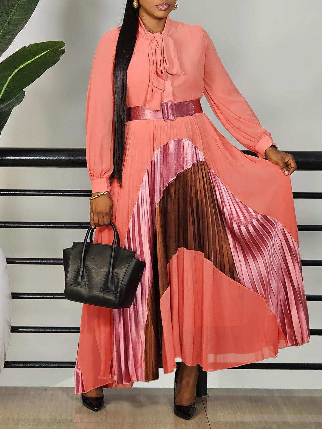 Robe plissée élégante avec ceinture