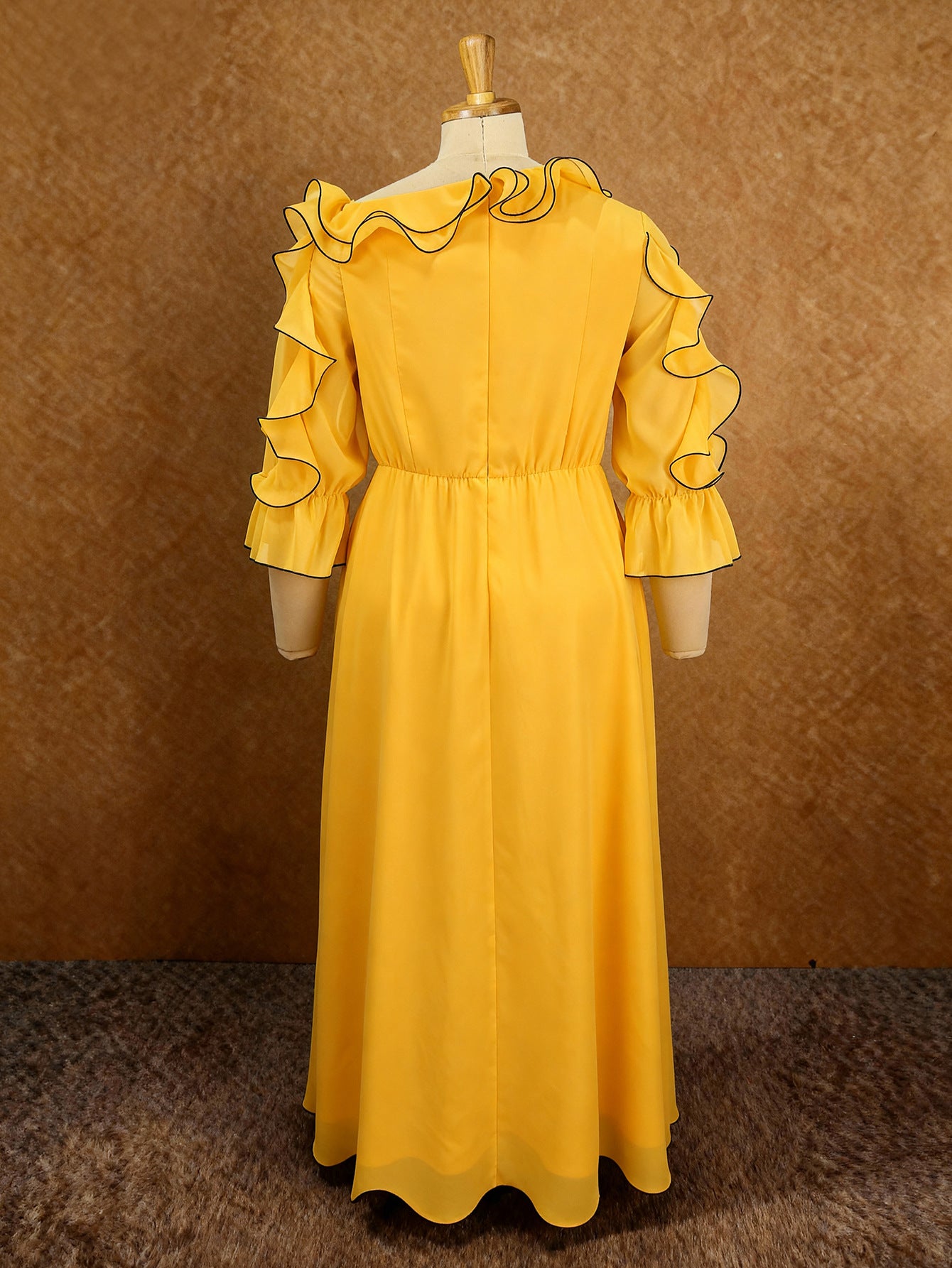 Habit :Robe élégante en mousseline à volants et taille cintrée