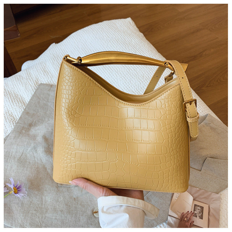 Sac seau à motif crocodile texturé