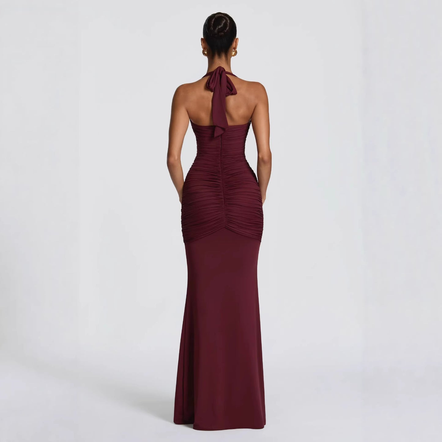 Robe moulante élégante dos nu à col halter
