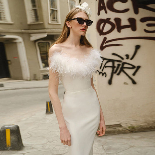 Robe moulante pour femme avec col en plumes