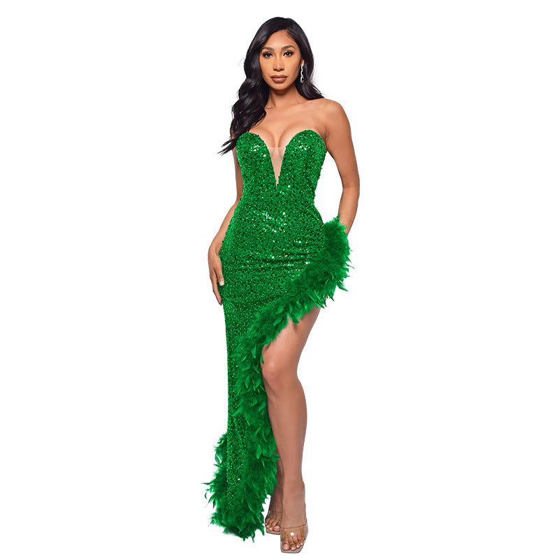 Robe longue dos nu à sequins et plumes