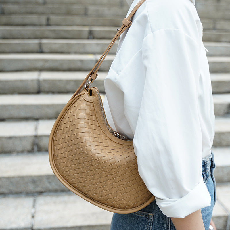 Sac a main en cuir tressa en forme de croissant