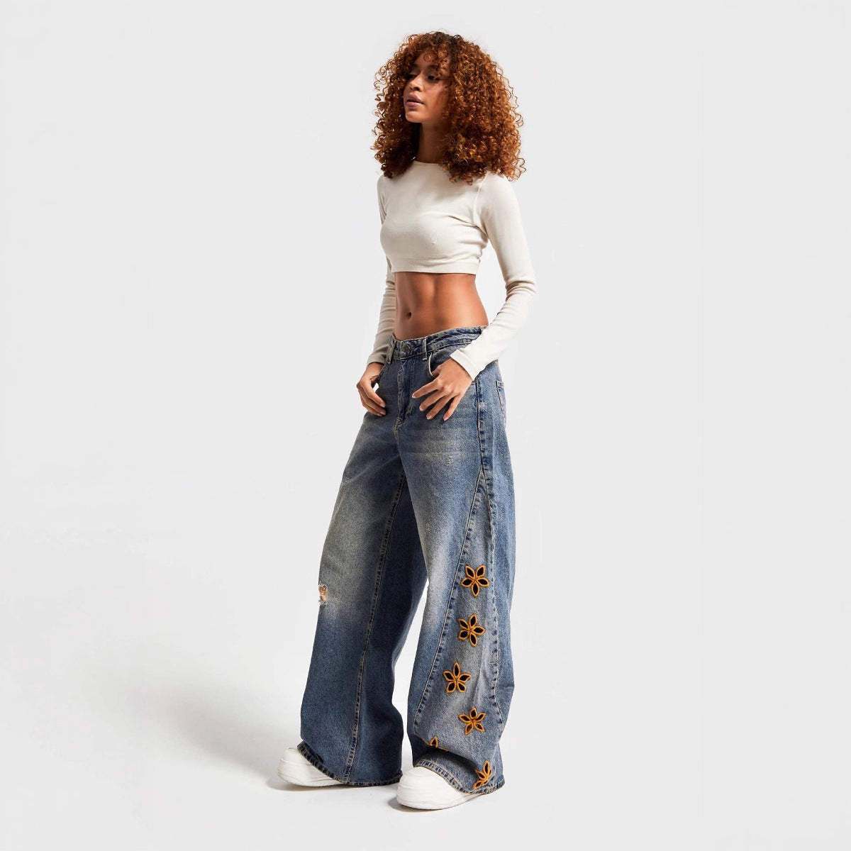 Pantalon en jean ample taille haute brodé
