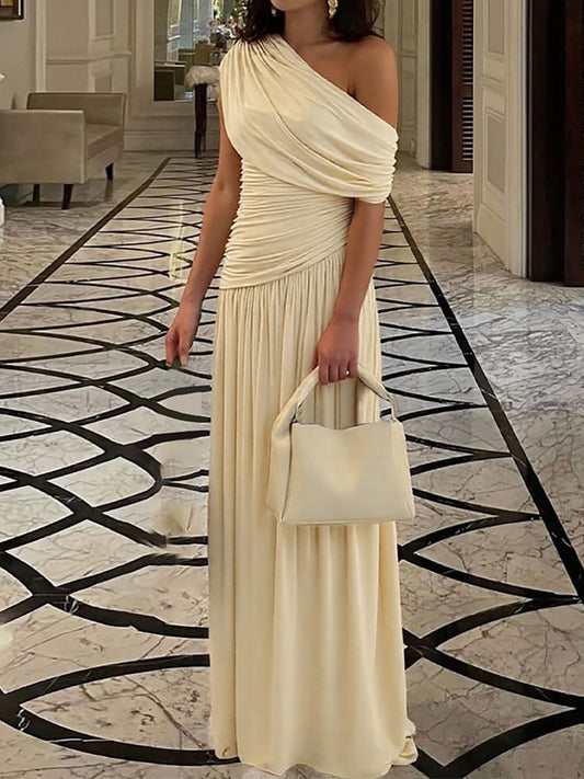 Robe plissée à encolure asymétrique