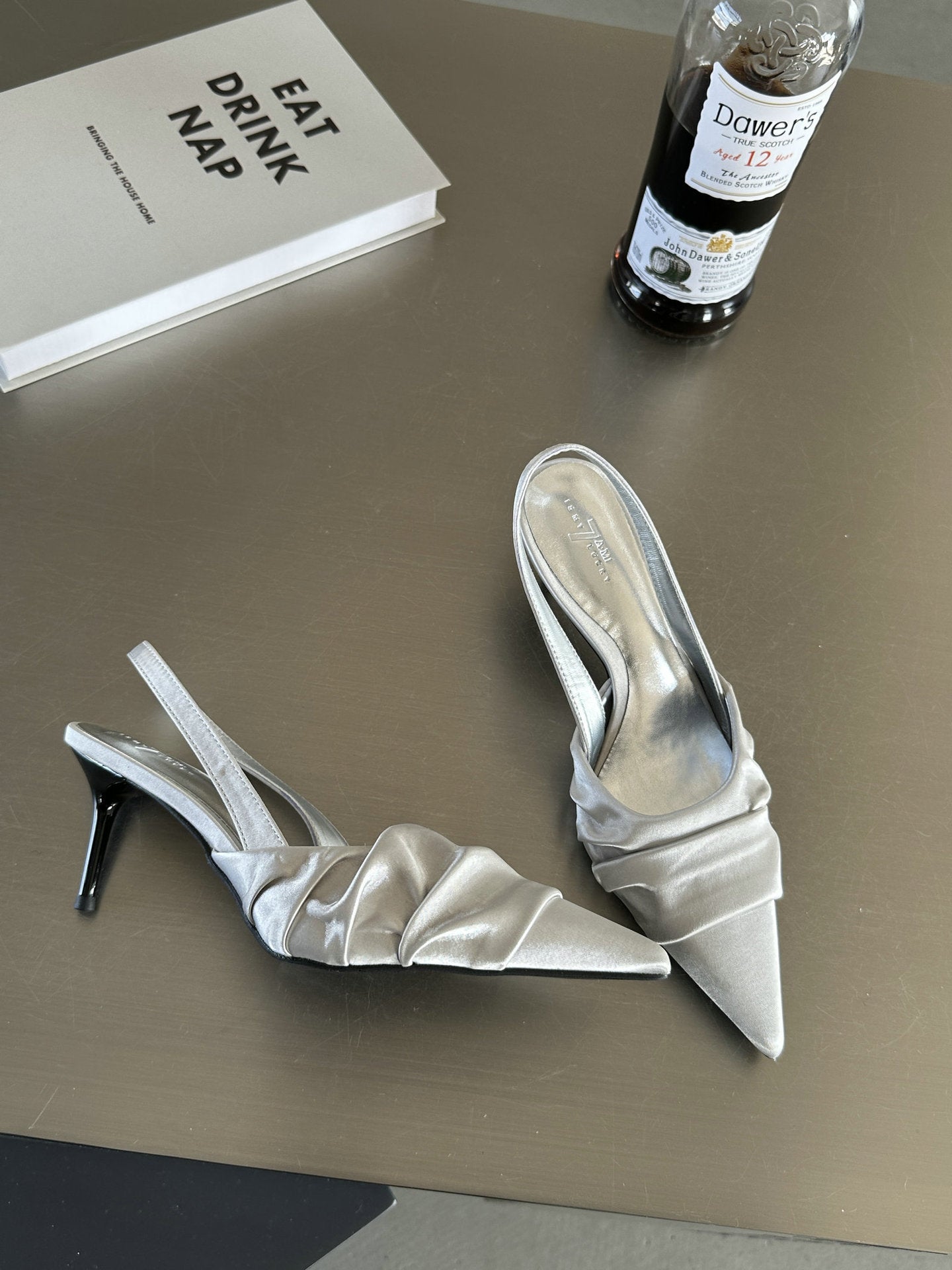 Chaussures :sandales a talons aiguilles et bout ferme