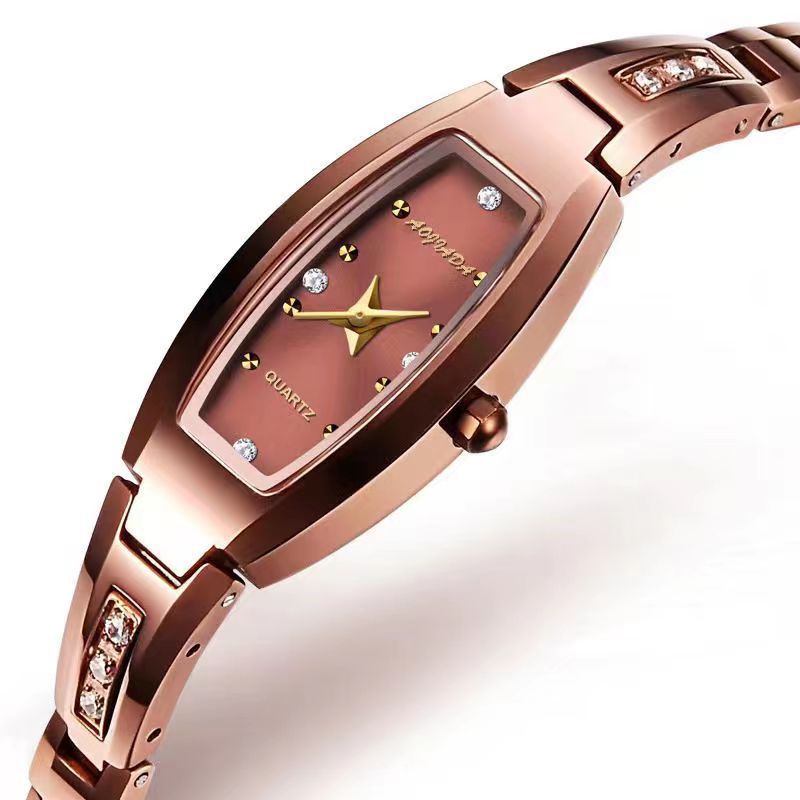 Montre pour dames ovale avec un petit cadran