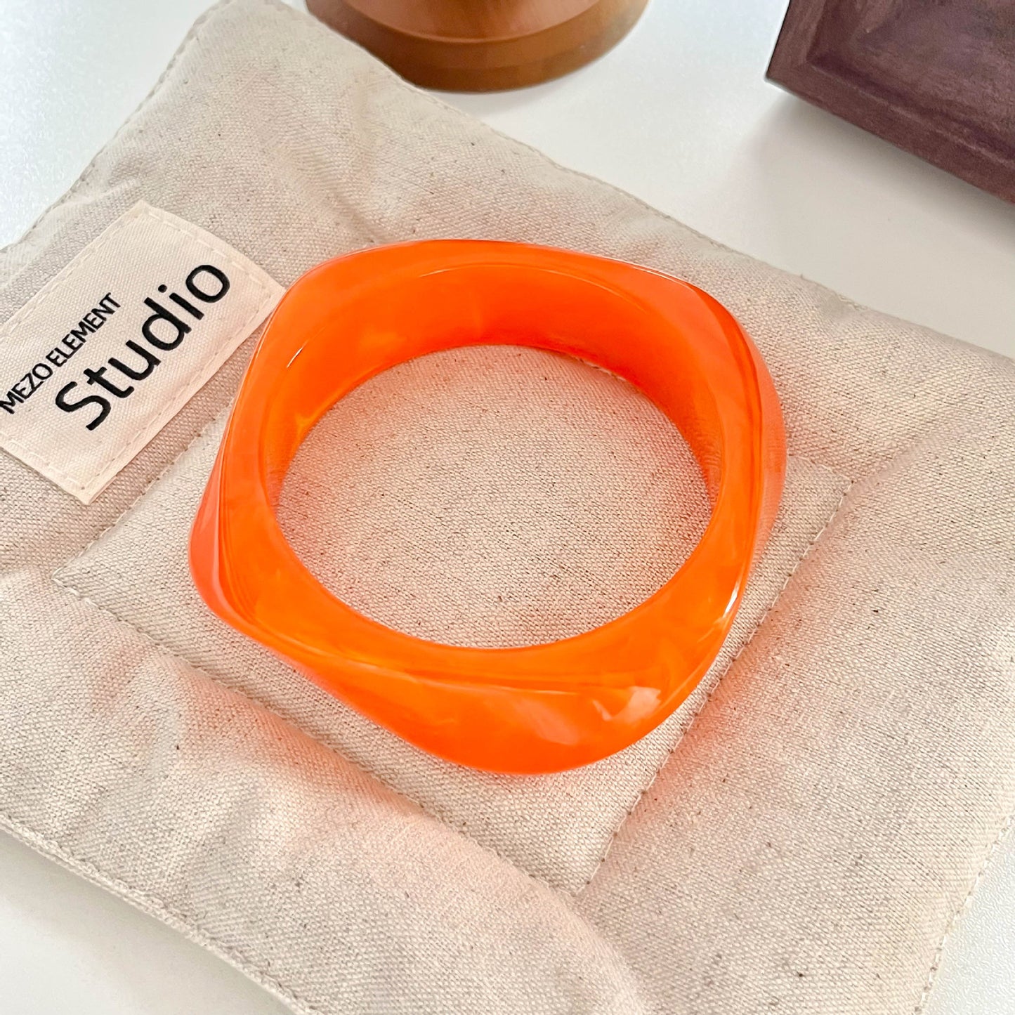Bracelet géométrique irrégulier en résine pour femme