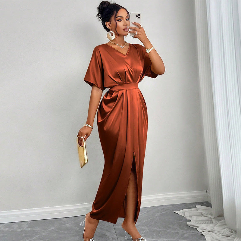 Robe élégante fendue à taille haute et col en V