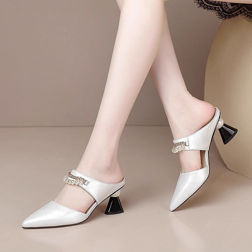 Chaussures :Sandales a talons compenses et chaine de perles tendance