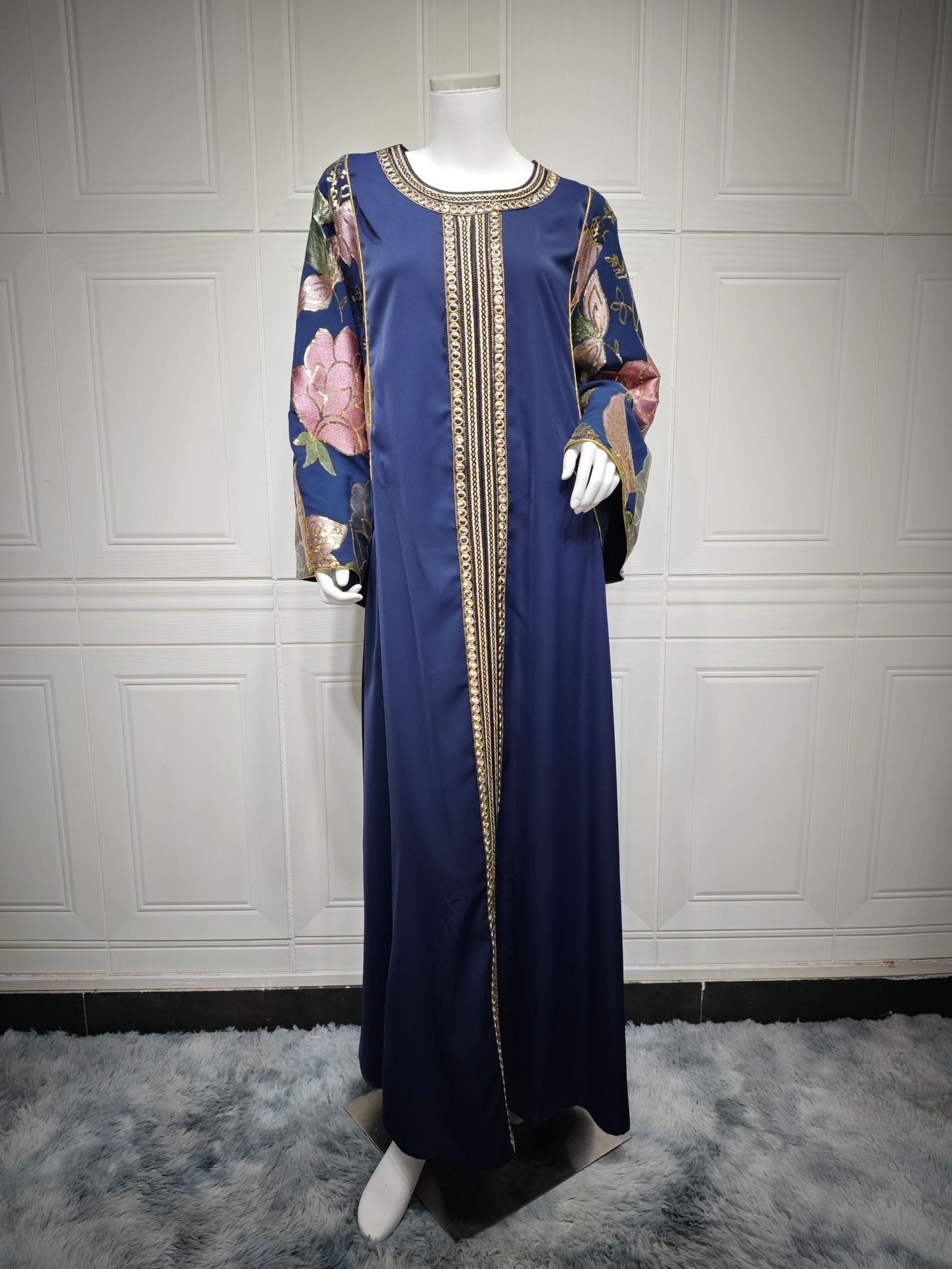 Robe kaftan brodée à sequins