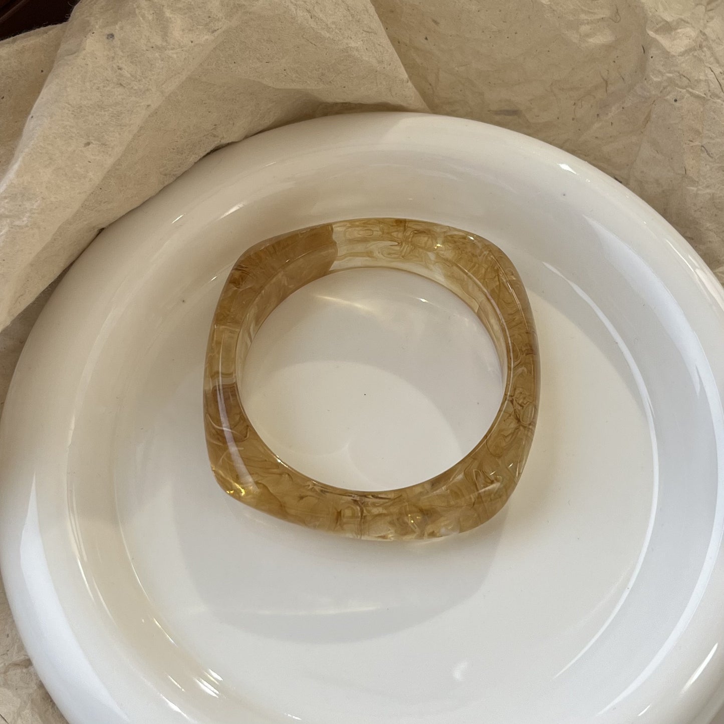 Bracelet géométrique irrégulier en résine pour femme