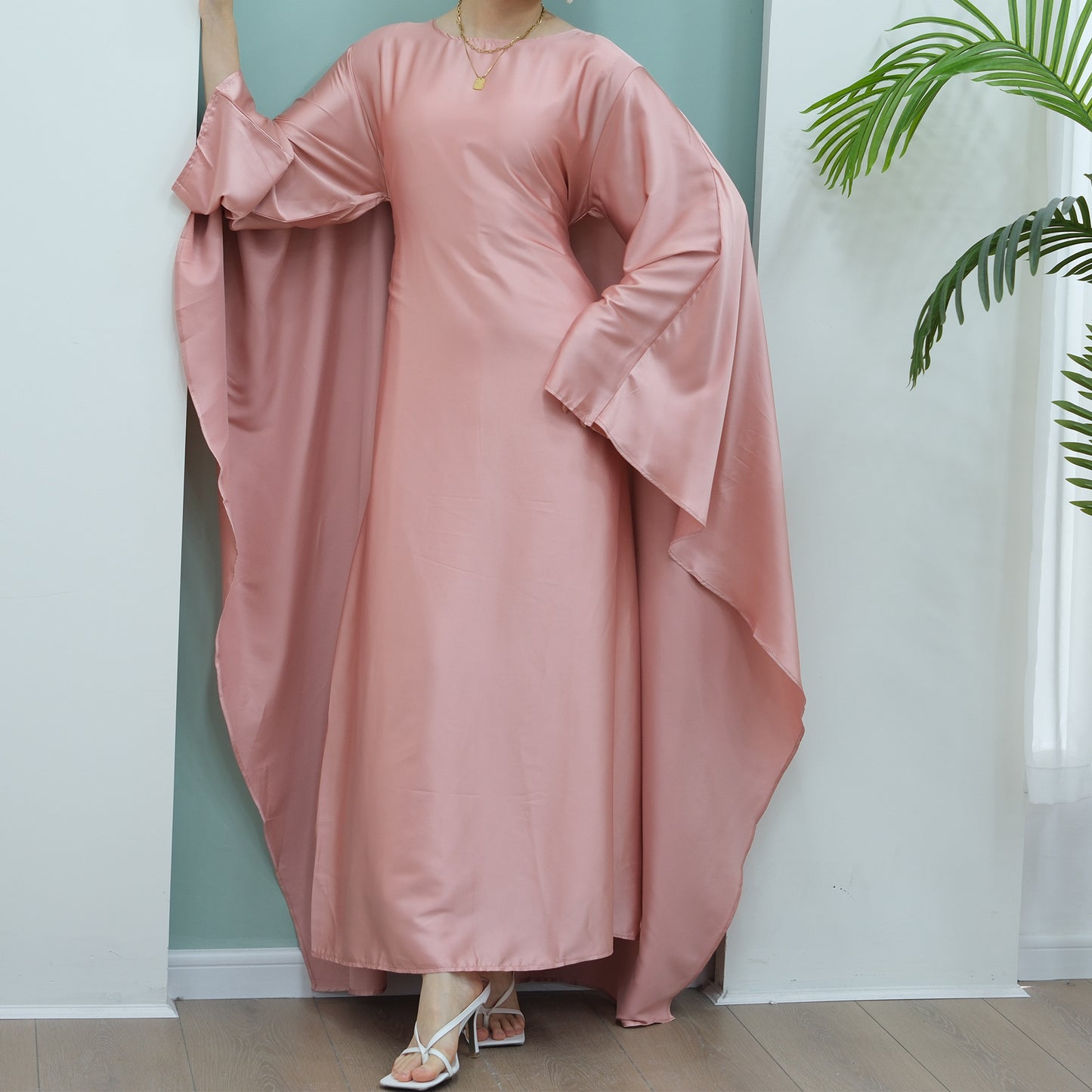 Robe longue en satin avec ceinture intégrée