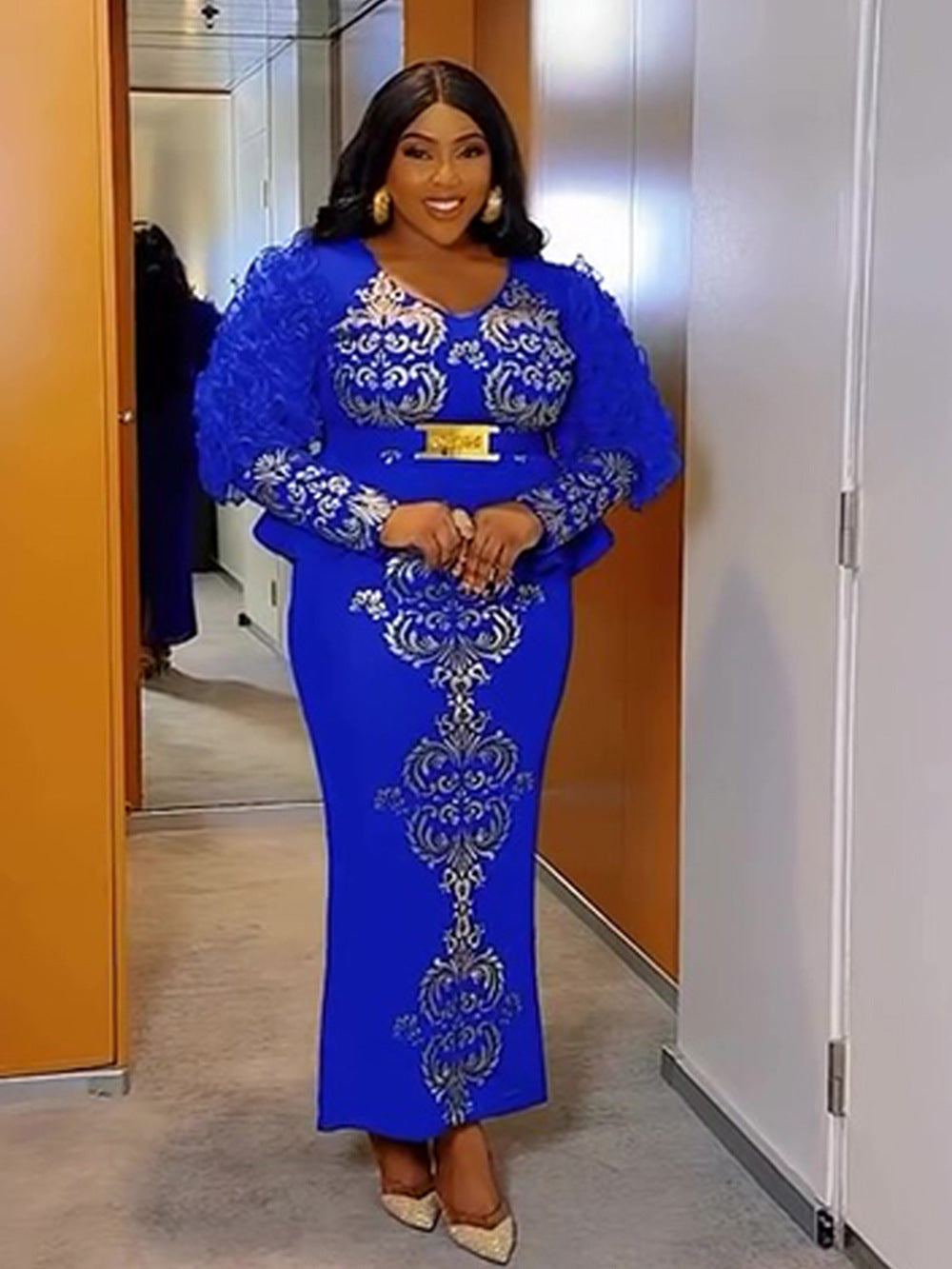 Robe de soirée à col en V ornée de perles de diamant