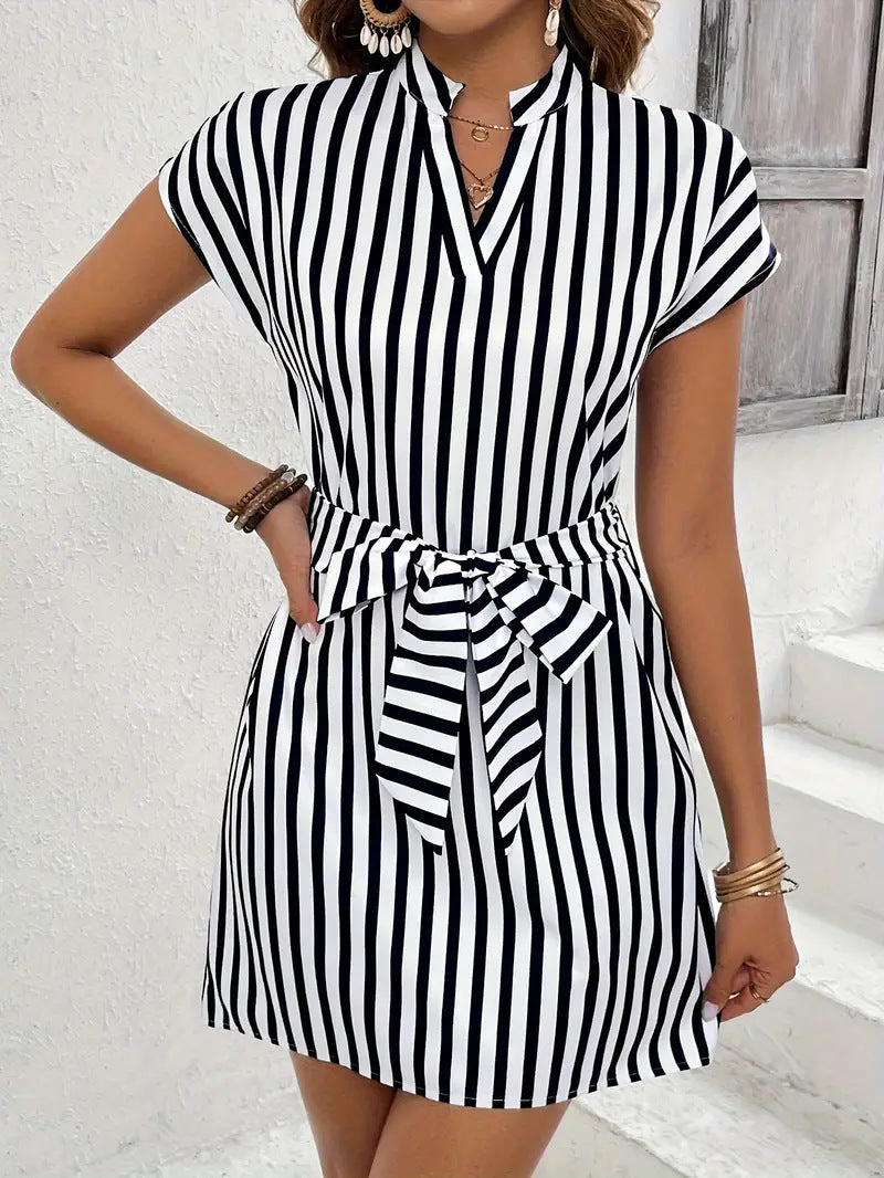 Robe rayée sans manches pour femmes avec ceinture