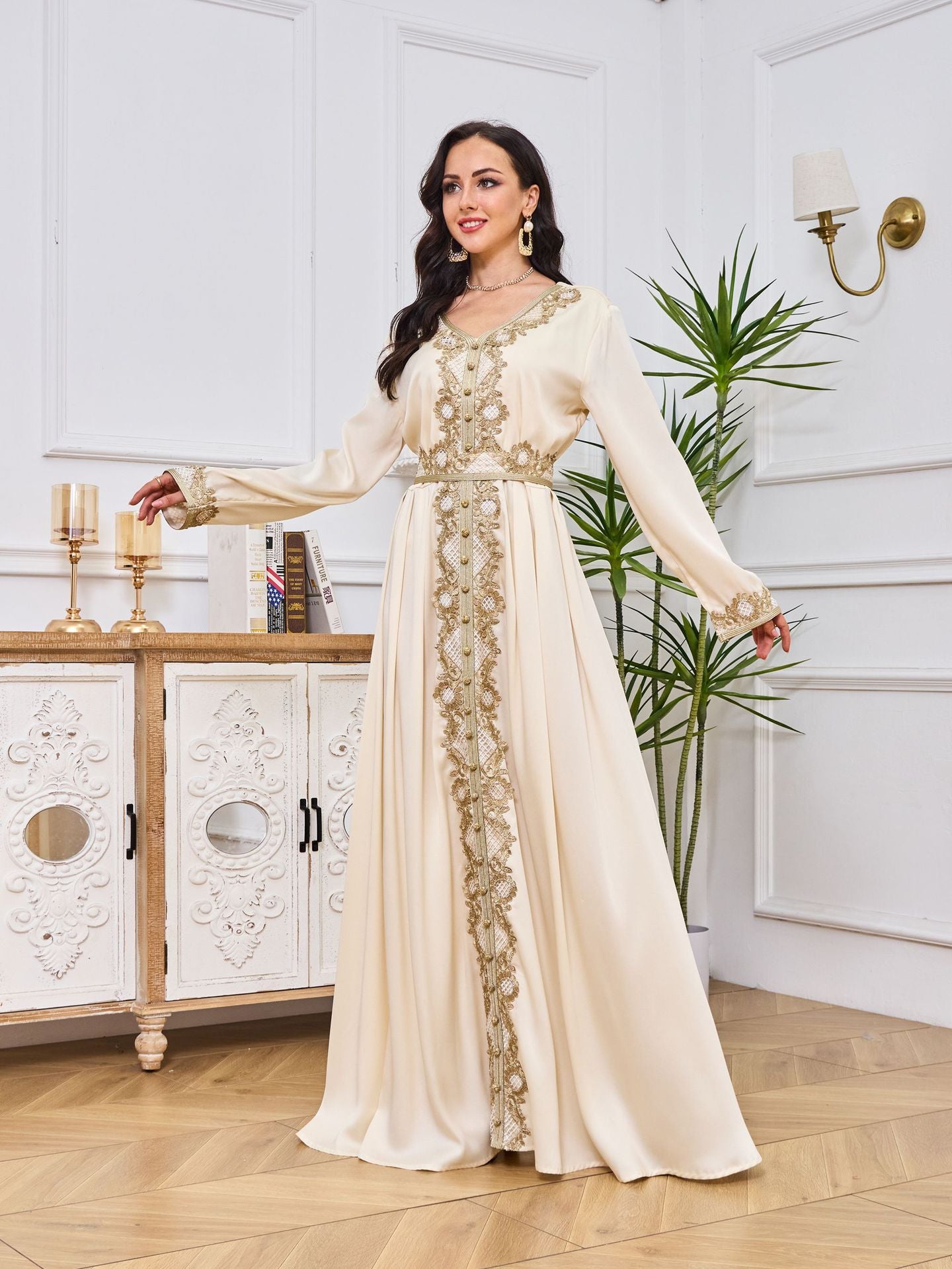 Robe abaya brodée à manches longues et ourlet à volants